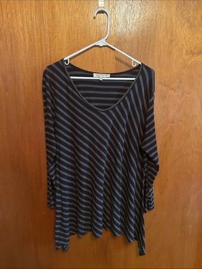 Jones New York Black & Gray Striped V-Neck Tunic